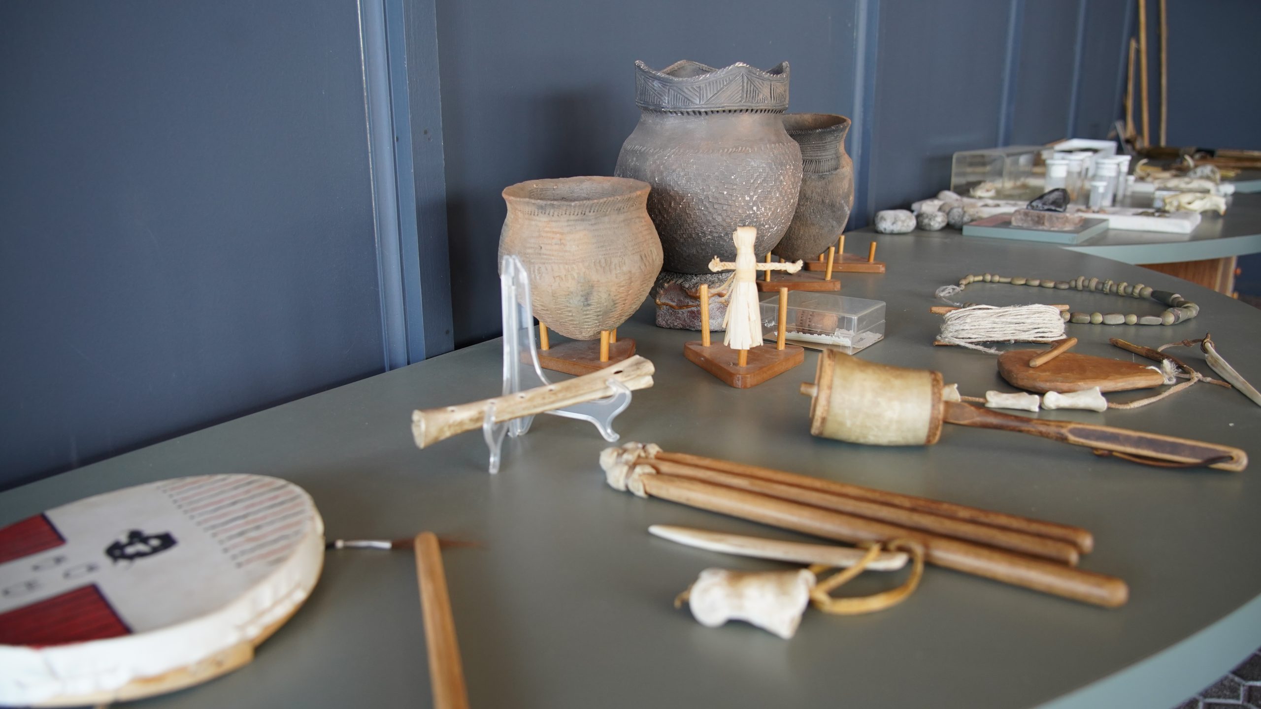 Plusieurs objets archéologiques sur une table pour l'espace découverte